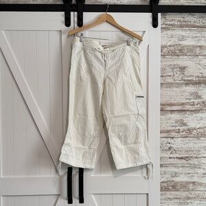 2000’s vintage Abercrombie & Fitch Cream Capri Cargo Pants
